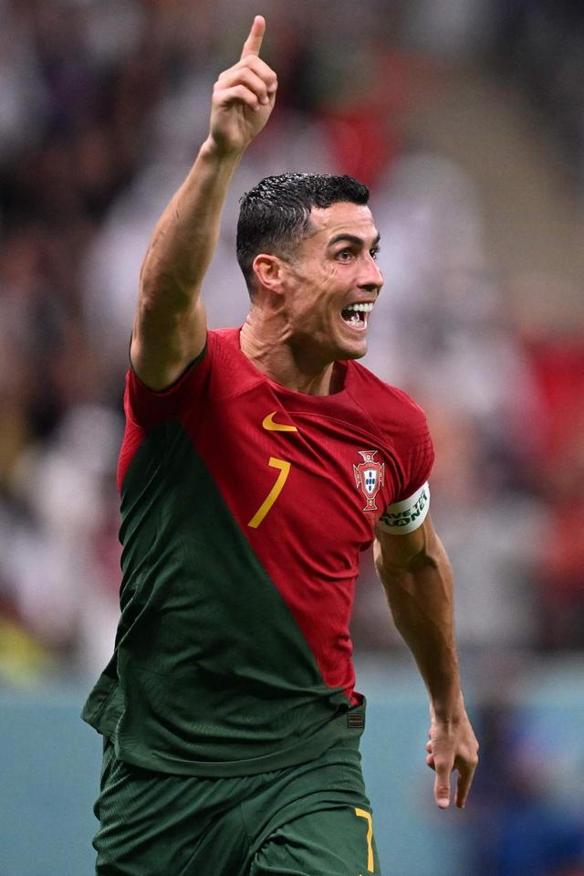 尤文航班延误，挪威当地球迷抓紧机会在机场与他们合影留念