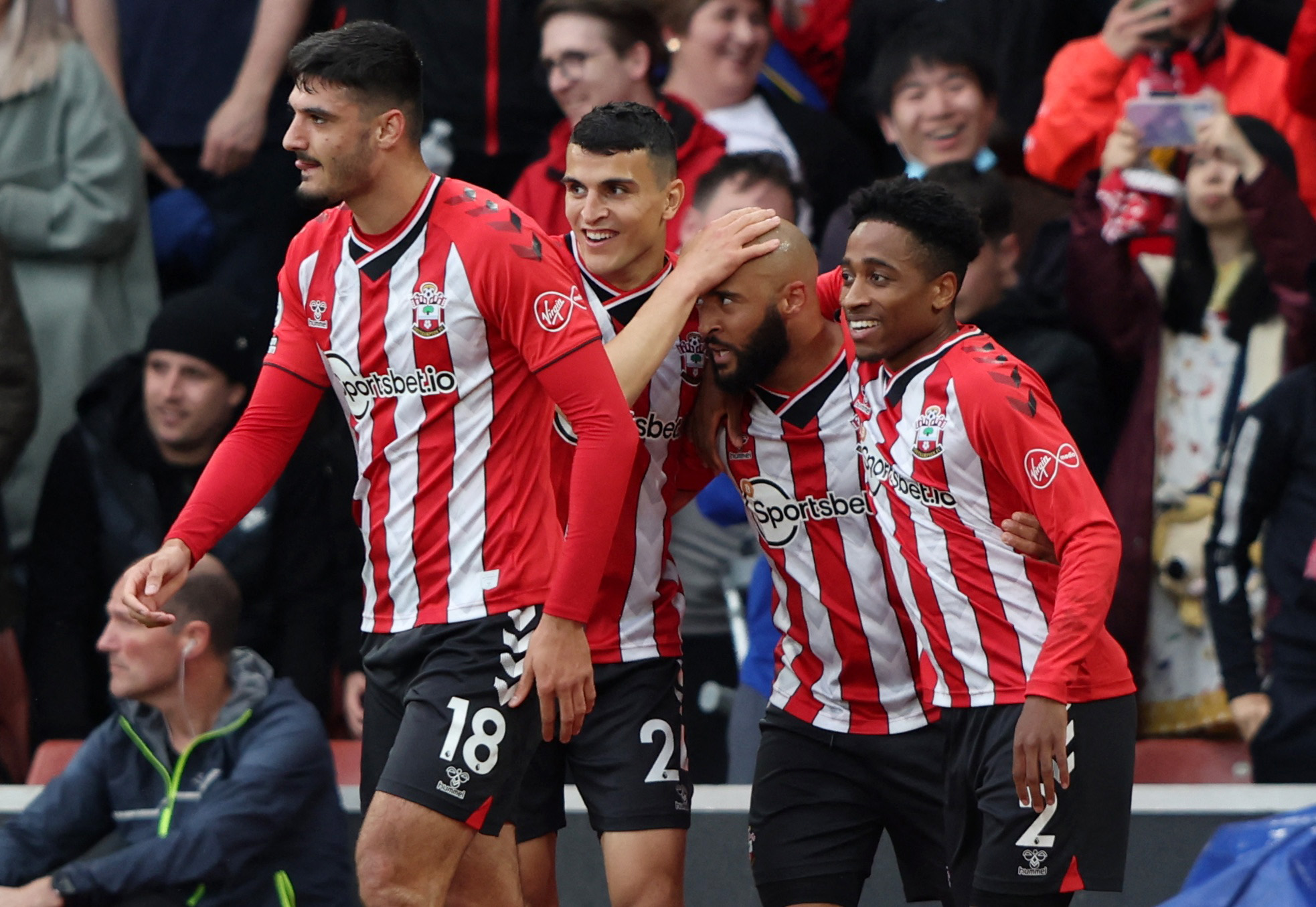 魔迷们心动吗？曼联发布中国结系列服饰，B费、姆伯莫等人出镜（B费、姆伯莫等球星助阵，曼联推出中国结系列服饰，魔迷是否被种草？）