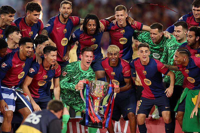 前曼城球员缺席儿子圣诞汇演赴F1，前女友社媒怒斥：烂人（前曼城球星为看F1缺席儿子圣诞演出，遭前任社媒痛斥：烂人）