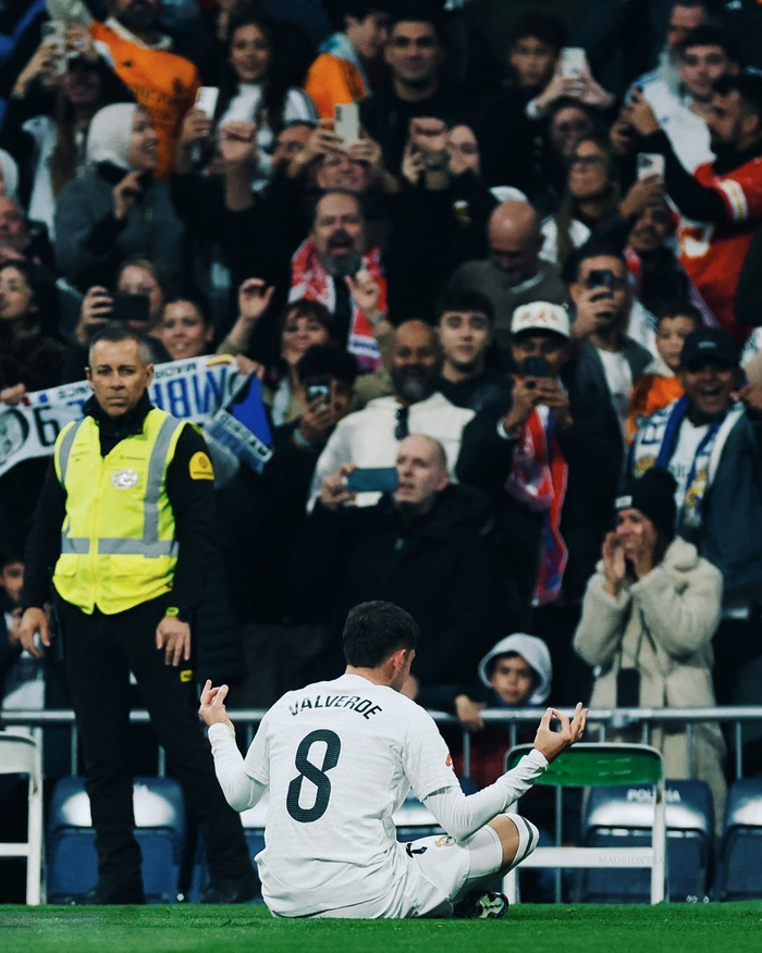 图片报：阿方索·戴维斯今天参与全队合练，预计在年底前回归（图片报：阿方索·戴维斯今日随队合练，预计年底前复出）