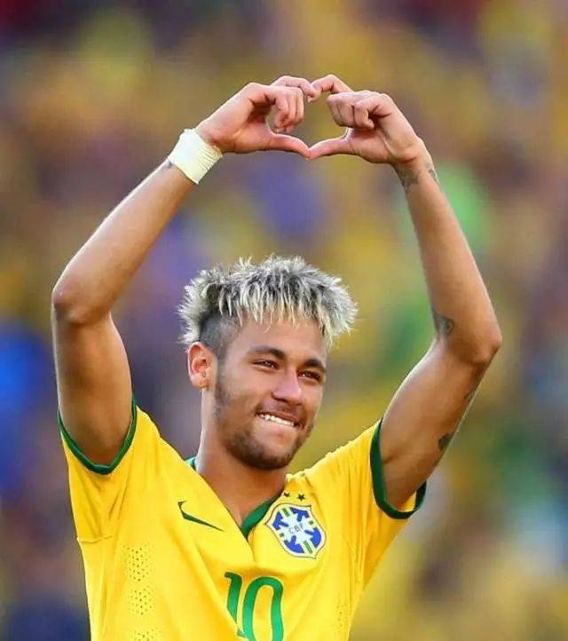 拜仁官方：格纳布里因膝盖问题缺席今日比赛