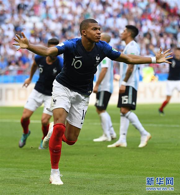 意甲半场：特拉莫尼点射破门，比萨暂1-0卡利亚里（半场战报：特拉莫尼点球建功，比萨暂以1-0领先卡利亚里）