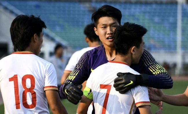 拉卡泽特回到酋长球场，观看并解说枪手对阵拜仁的比赛