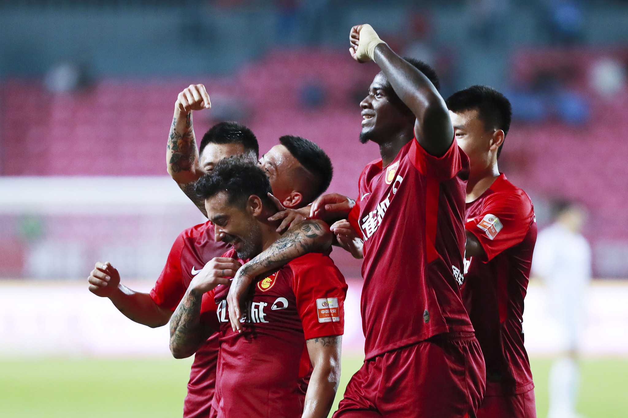 圣诞节五大联赛榜首球队大盘点：阿森纳、巴萨领衔（圣诞档五大联赛领头羊巡礼：阿森纳与巴萨领跑）