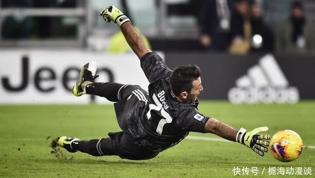 53岁齐达内上海街头踢毽子，与大妈迅速融入展现高球商风采