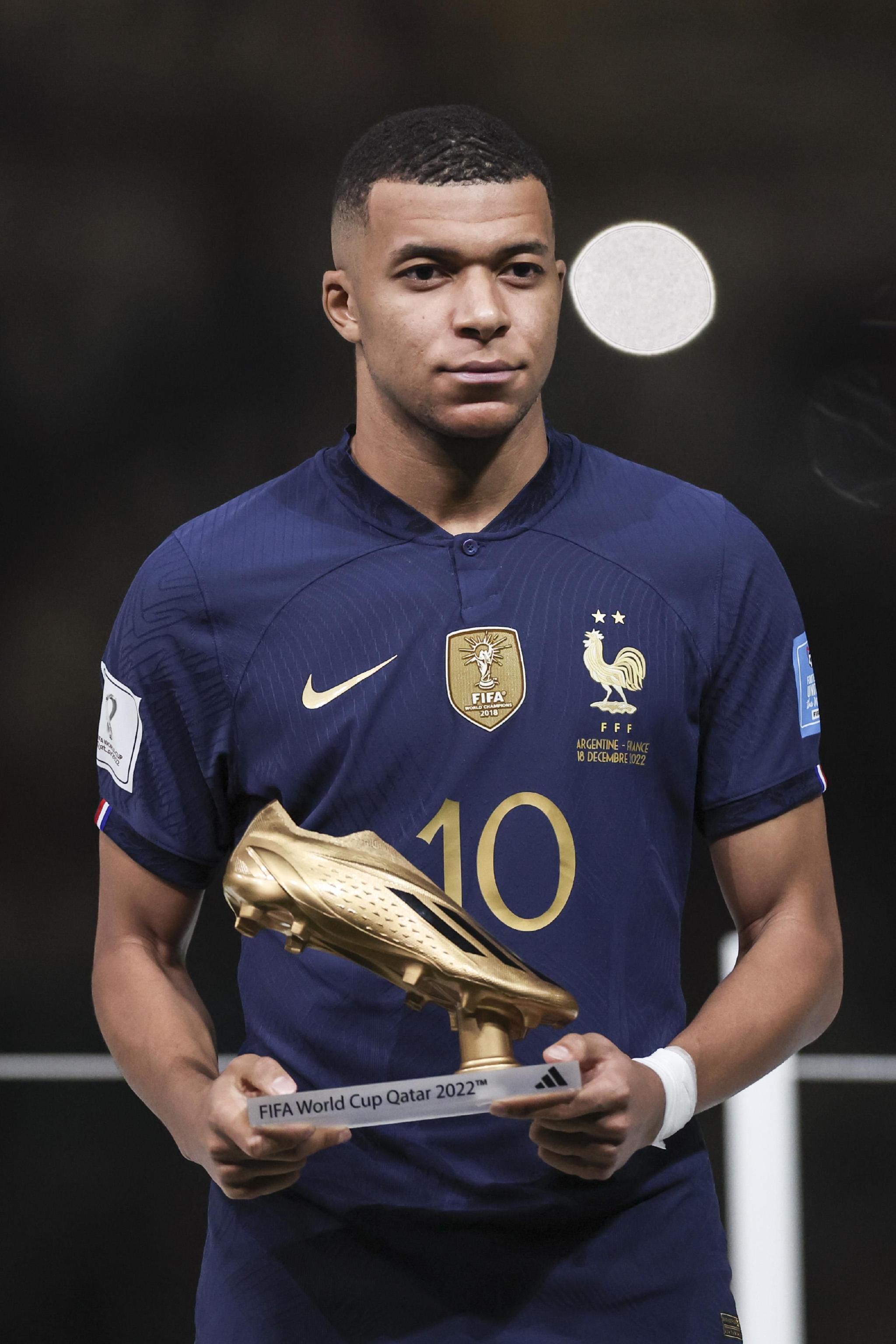 太开心了，马斯切拉诺赛后发布会上遭球员们啤酒浴“突袭”