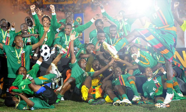 球员受伤倒地，全队围上去