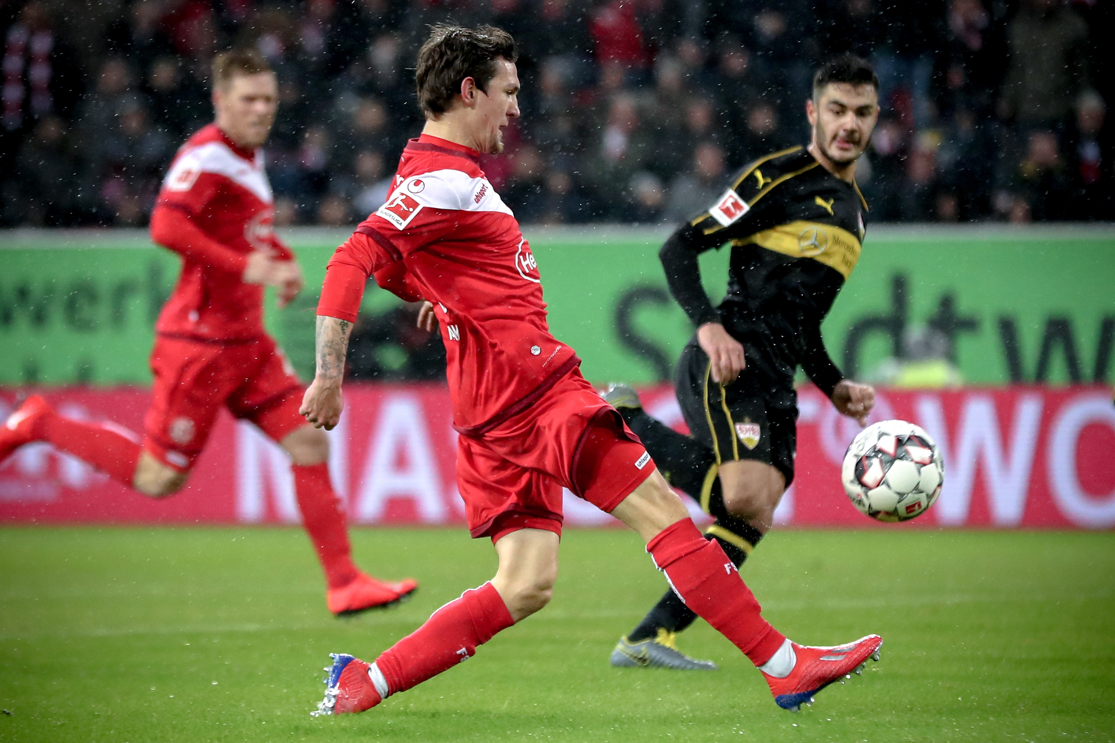 布伦特福德主帅：胡桑诺夫绝对该被罚下，裁判犯了错（布伦特福德主帅：胡桑诺夫理应染红，裁判判罚失误）