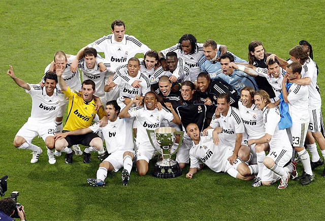 吉拉西多特生涯欧冠已打入15球，队史仅次于罗伊斯和莱万（吉拉西欧冠累计15球，在多特队史仅逊罗伊斯与莱万）