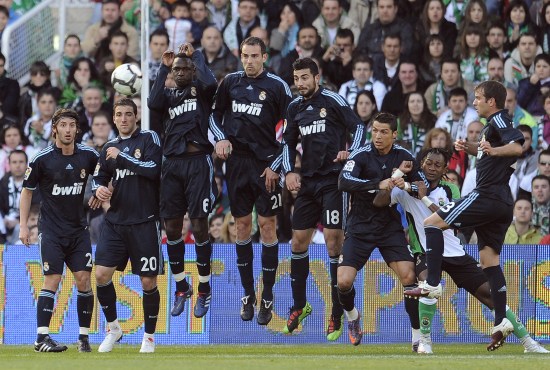 欧文快攻完成压哨上篮