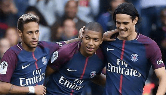 为国出战14次打进1球，尹鸿博获得印有19号的国足纪念球衣