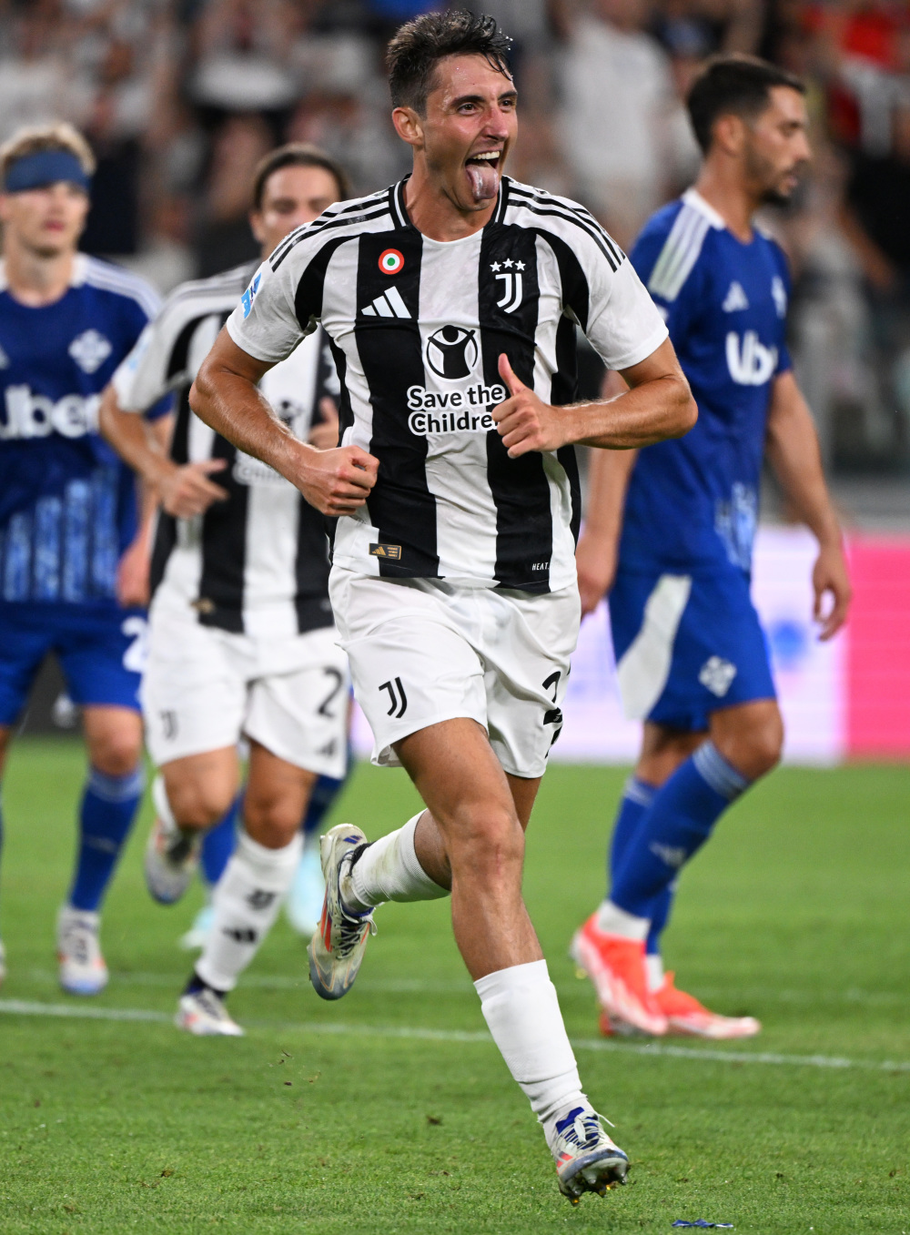 官方：老特拉福德新增6000个安全站立席，本轮正式启用（官宣：老特拉福德增设6000个安全站席，本轮起启用）