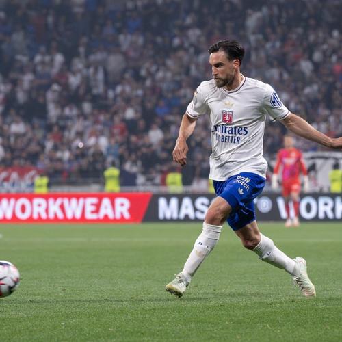 有些尴尬，巴林门将在成功扑救后不慎用脚打入乌龙且弄伤自己